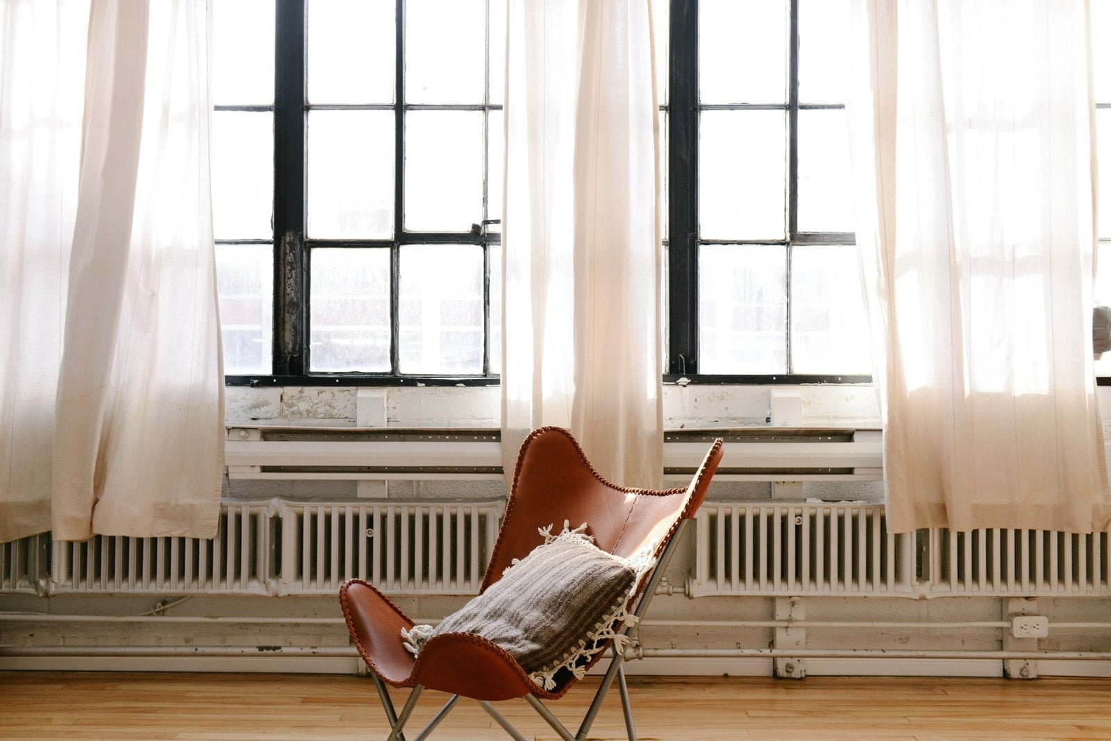 https://www.stage-my.com/wp-content/uploads/2024/07/table-wood-house-chair-floor-window.jpg